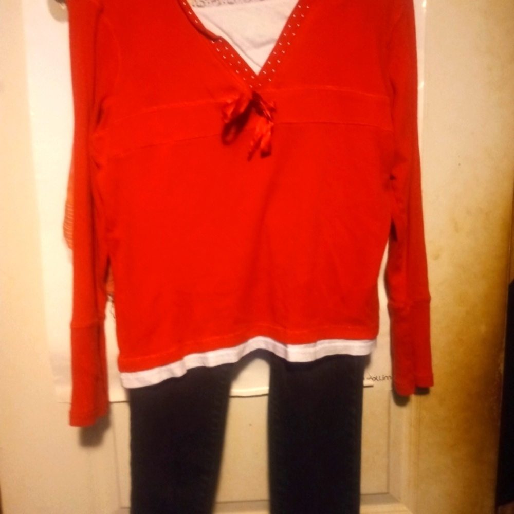 Red/white shirt + high rise skinny jeans outfit combo